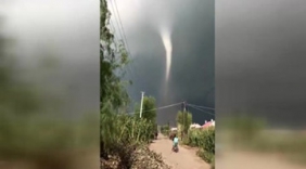 吉林松原地区惊现龙卷风 部分房屋受损严重