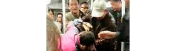 【拍客】地铁上两个捍妇打架！打出血，真暴力。