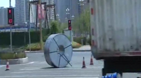 惊险！20吨钢卷从天而降 面包车司机经历生死瞬间