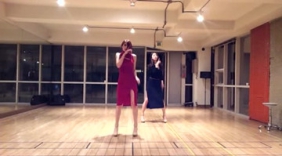 两美女穿开叉长裙 练习性感舞蹈