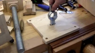 绝活：国外牛人用木头加工一个台虎钳，厉害了！