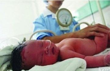 【拍客】男婴疑盖太多被捂死 半边肢体已发紫