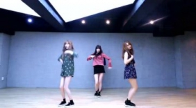 舞蹈室的美女，长发飘飘好性感