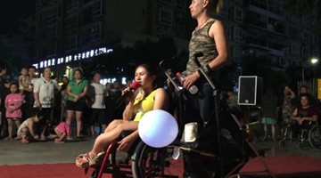 “瓷妈妈”卖唱直播 筹钱救4岁“瓷娃娃”女儿