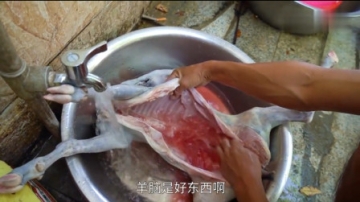 实拍农村杀羊，13斤的小羊买来花了780块，做成烤全羊够十几个人吃