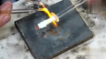 牛人现场展示“绝活”，用玻璃打造蜡烛，成品看起来跟真的很像