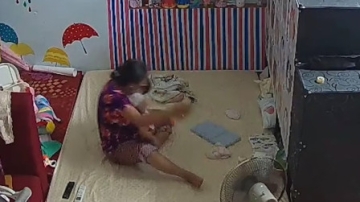 监拍：保姆趁主人不在家，下手狠揍哭闹婴儿