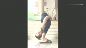 牛人！中国小伙身体柔韧性超强，这绝活一般人根本做不到