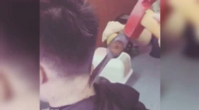 外牛人理发师展示绝活，竟用锤子斧头给客户理发，这技术真绝了