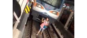 【拍客】女子不慎跌下地铁站台意外幸存