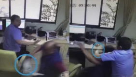 生死2秒！男子挥刀砍向前妻 民警徒手夺刀救人