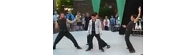 【拍客】实拍学生自排武打表演 全场笑声不断
