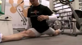 型男在健身房劈腿训练，这样的动作你能做到吗？