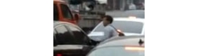 【拍客】残疾人强行擦车要钱惹人恨惹人怜