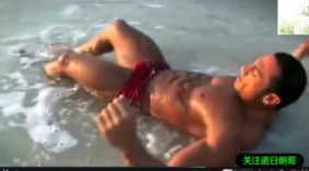 沙滩上最迷人的肌肉型男不穿上衣才是他的正确打开方式