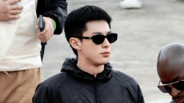 王鹤棣黑夜告白开机，黑衣寸头造型亮相，和警察角色适配度拉满