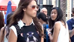 美女街头恶搞路人，闻路人体香吓得路人阵阵尖叫声