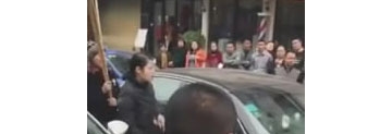 【拍客】原配街头逼停汽车 砸车窗用竹条抽打小三