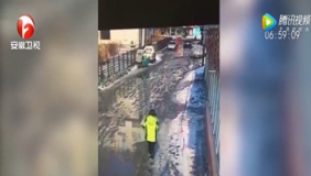 惊险！实拍大量砖块从天而降 幸运女子毫发无伤