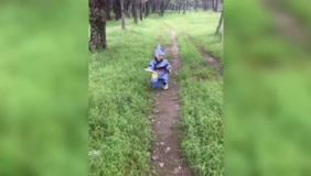 宝宝穿上妈妈新买的衣服，接下来宝宝的反应太可爱了！