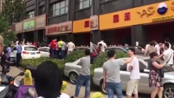 茅台促销引发抢购场面失控 警察鸣枪示警稳定秩序