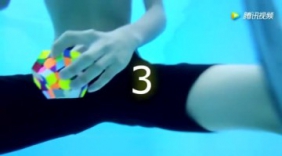 快手青年打破在水底还原12面魔方的速度世界纪录