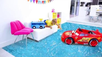 萌娃小可爱：小萌宝开着小汽车来了，可是小萌宝跟小汽车都被困住了，亲子益智玩具儿童乐园