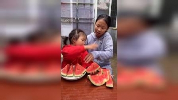 搞笑萌娃，妹妹只能给姐姐个西瓜皮吃了