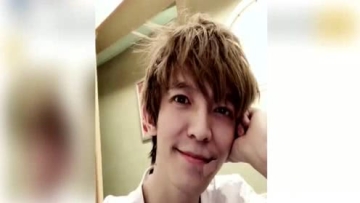 郭敬明35岁生日晒酒后自拍照 留胡茬嘴角贴创可贴