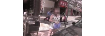 【拍客】违章宝马女辱骂交警 频频“骂娘”