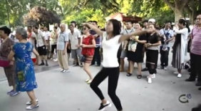 美女舞蹈太销魂，惊呆旁边大妈