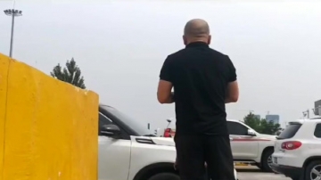 行车记录仪实拍：路怒症！收费站强行加塞，光头大哥开始电话摇人？