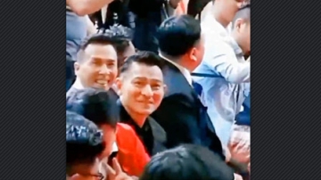 “华仔！”全场都在尖叫，坐在他身边的明星感觉好尴尬，与刘德华坐一起真需要强大内心