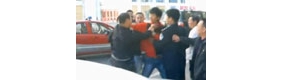 【拍客】鞍山20名检察官当街群殴5名警察