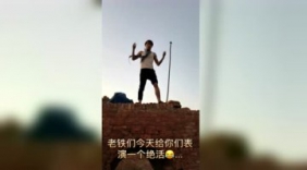 小伙子表演绝活，真是厉害了
