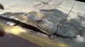 墨西哥公路强震后张口“呼吸” 如地球心肺喘气压惊