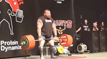 破纪录硬举500公斤 大力士当场爆血管倒地