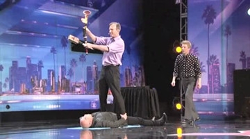 牛人表演玩火绝技，而躺下的评委都懵了，下一幕台下瞬间尖叫起来