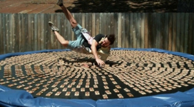 男子跳入1000个老鼠夹