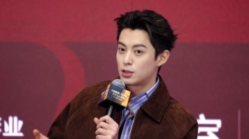 王鹤棣拍戏直接“炸场”，即兴发挥逗乐导演
