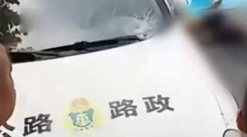 现场：黑衣男子驾驶路政车撞死女子