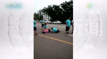 临沂女司机开车冲进暴走队 事发监控视频公布