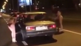 囧!比基尼美女求钱买衣服 动机竟是为找好老公!