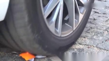 牛人驾驶小汽车碾压儿童小玩具，看着心里就爽