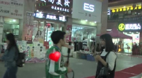 三穗街头逗帅哥美女