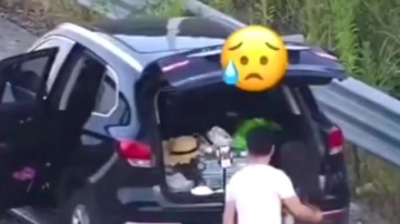 实拍：情侣在高速公路避险车道自拍还互喂蛋糕，结果“悲剧了”