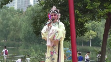 豫剧《秦雪梅》选段，优秀青年演员贾艳萍演唱，郑州市东方艺术团雕塑公园公益演出