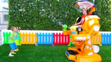 妈妈帮助萌娃小可爱们改造出了一款可以吹泡泡的机器人，萌娃：谢谢妈咪，这简直太酷啦！