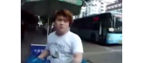【拍客】实拍男子违章被拦 嚣张咆哮辱骂民警