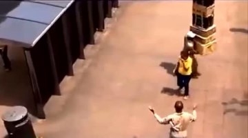 国外爆笑恶搞路人，用这招恶搞路人不怕被打吗